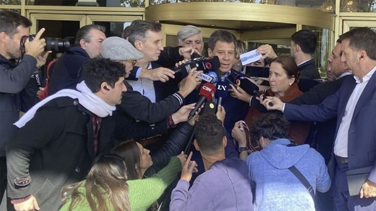 El diputado Facundo Manes (UCR) dialoga con la prensa a la salida del encuentro de Juntos por el Cambio.