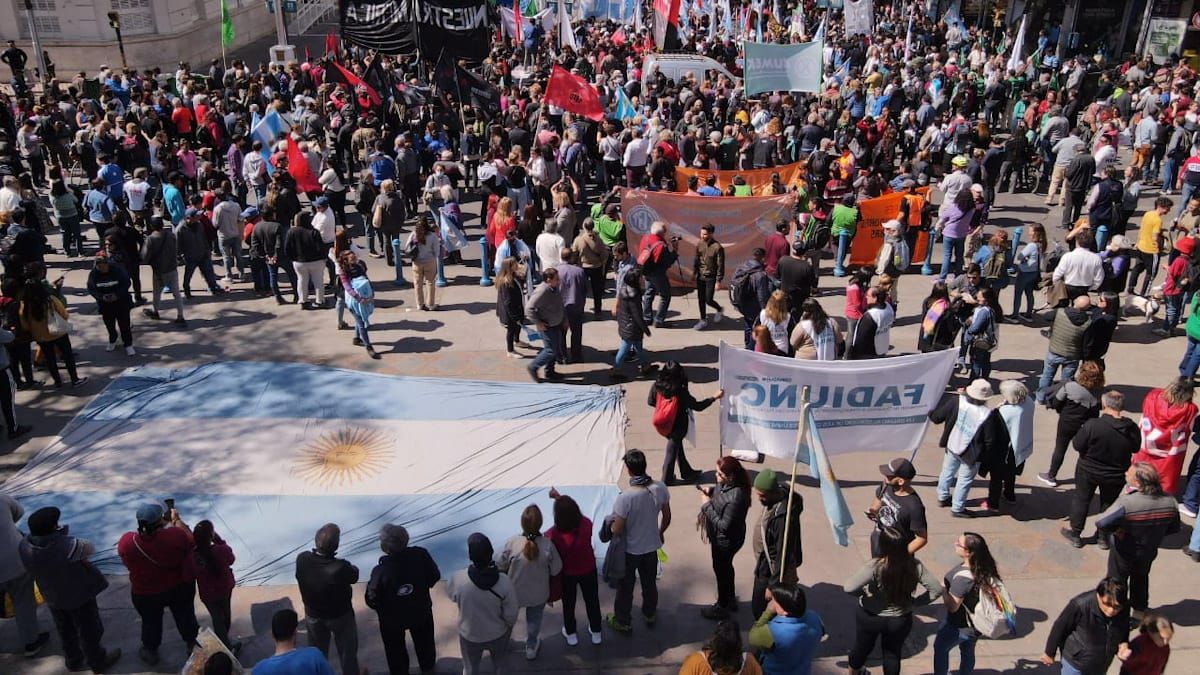 El peronismo en Mendoza también se movilizó a la Legislatura en repudio del atentado a Cristina Kirchner.