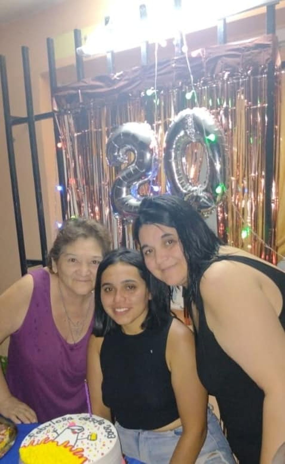 Susana Montón, la mujer que cayó al vacío en un ascensor del Hospital Central (izquierda), junto a su sobrina Caren (en el medio).