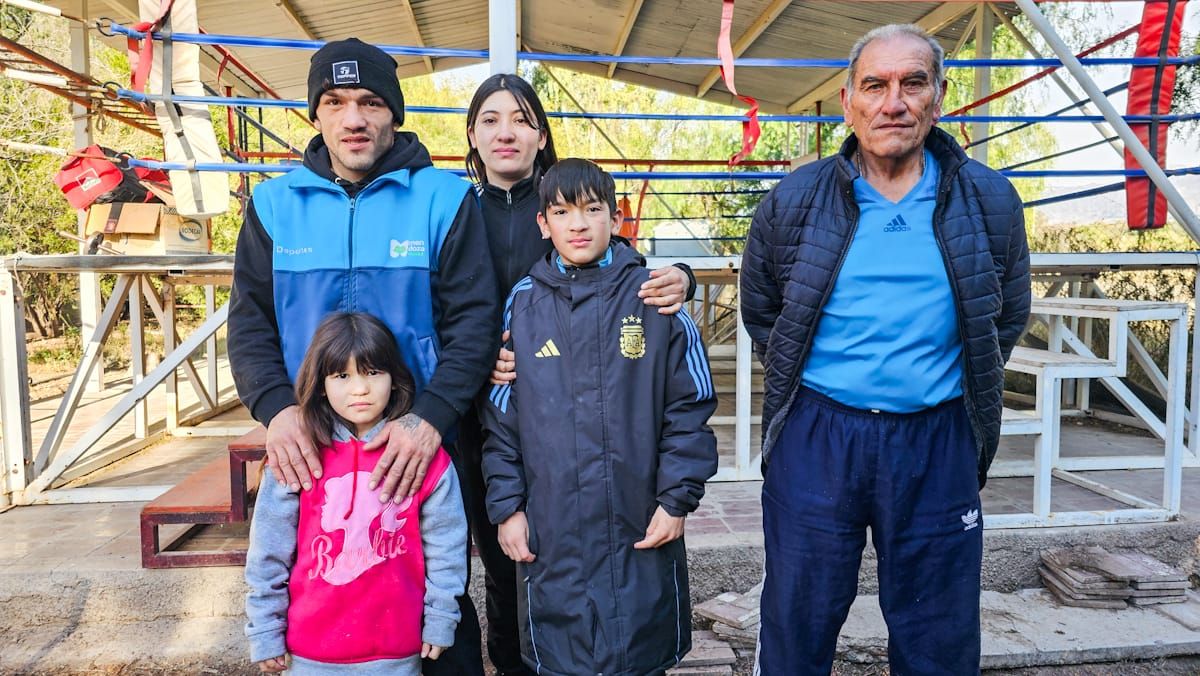 En familia. Juancito nació y se crio en el seno de una gran familia, con tres hermanos, y padres, la fallecida mamá Margarita y su papá Roberto. Ahora lucha por la que formó con su pareja Karen, con sus niños Valentino y Victoria. En familia. Juancito nació y se crio en el seno de una gran familia, con tres hermanos, y padres, la fallecida mamá Margarita y su papá Roberto. Ahora lucha por la que formó con su pareja Karen, con sus niños Valentino y Victoria.