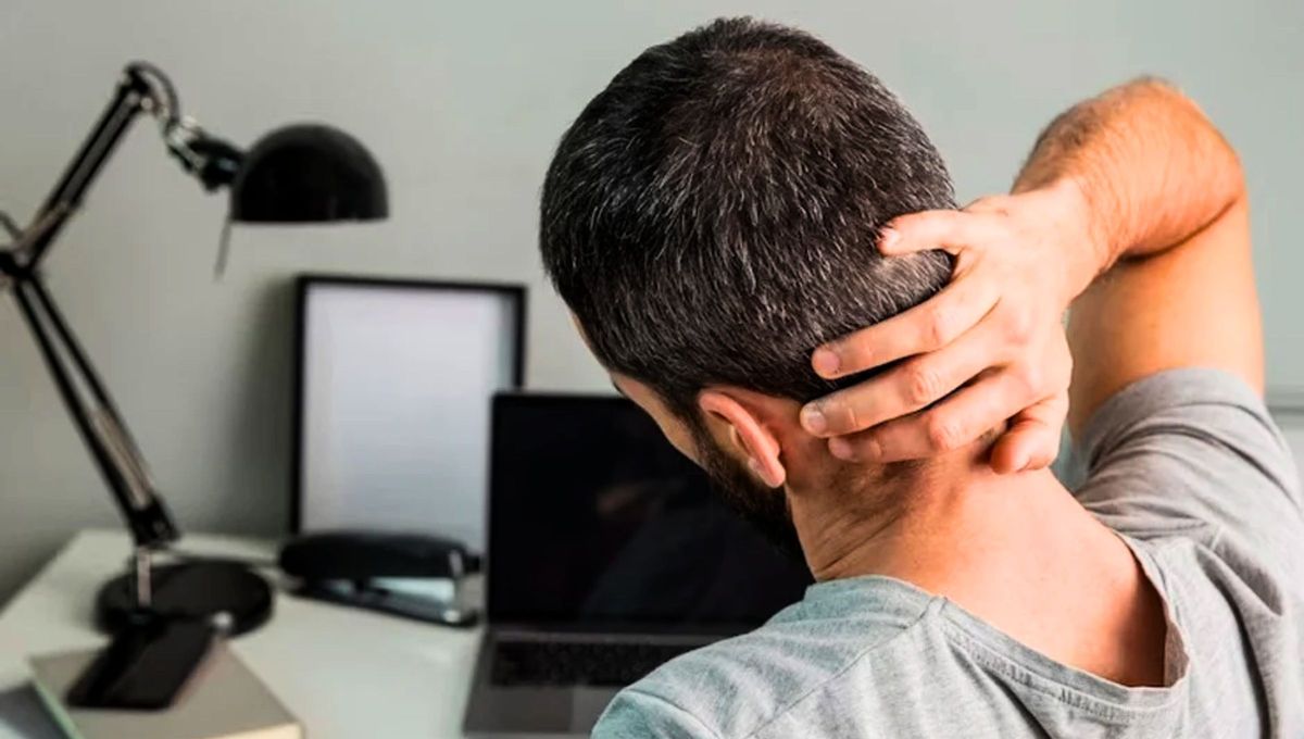 Solo necesitas una toalla: el ejercicio ideal para eliminar dolores en la cervical