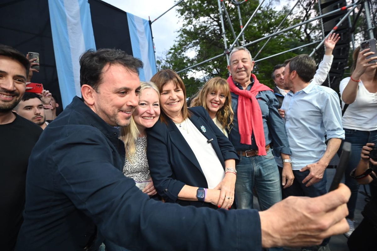 Selfie. La tomó el intendente de Godoy Cruz y presidente de la UCR Mendoza, Tadeo García Zalazar. Hebe Casado, Patricia Giménez y Julio Cobos sonríen con Bullrich. Lisandro Nieri justo se dio vuelta.