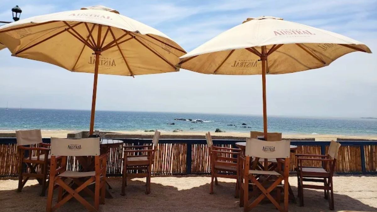 El restaurante est&aacute; ubicado frente a la playa principal de Papudo.