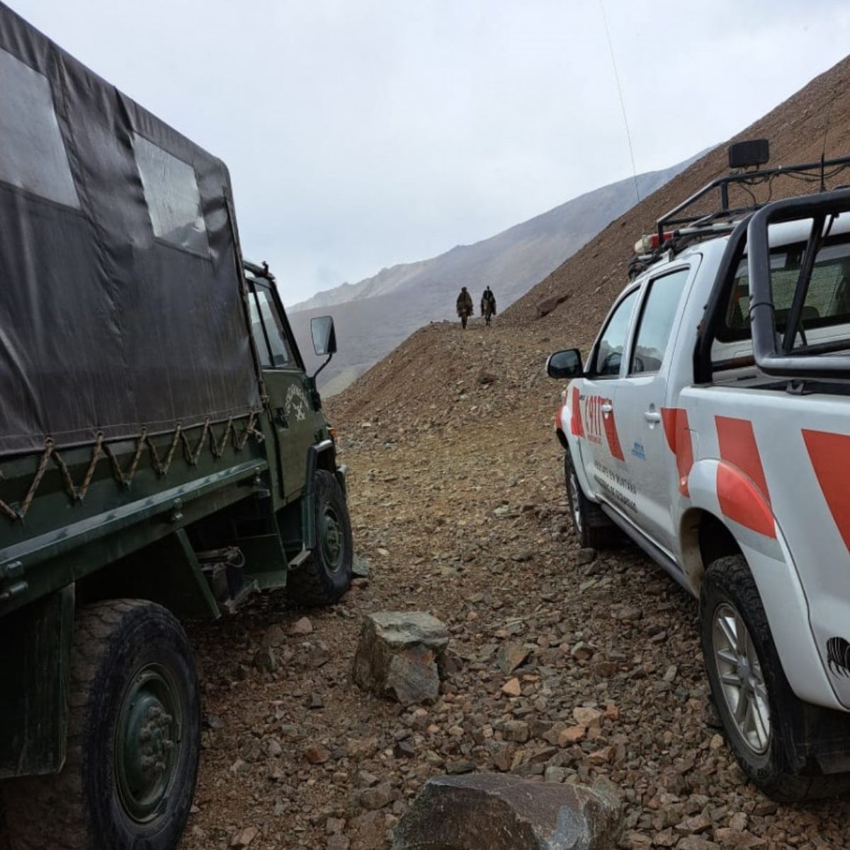 Un móvil de Gendarmería (Unimog) y de la Policía de Mendoza esperaban este miércoles, cerca del manzano Histórico, a la guía que sufrió el accidente en Tunuyán el martes.