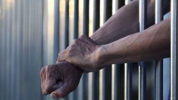 Condenaron a un albañil a  15 años de prisión por violar a sus tres hijastras menores
