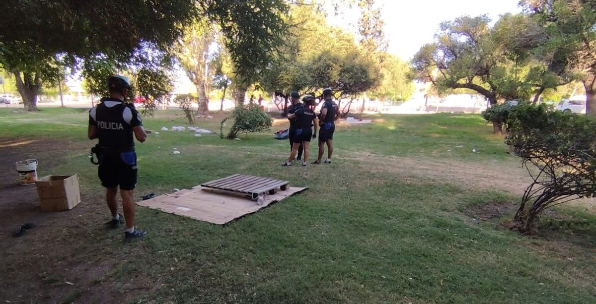 Operativo en el que detuvieron a ocho hombres en situación de calle el jueves por la tarde en la plazoleta Almirante Brown. Operativo en el que detuvieron a ocho hombres en situación de calle el jueves por la tarde en la plazoleta Almirante Brown.