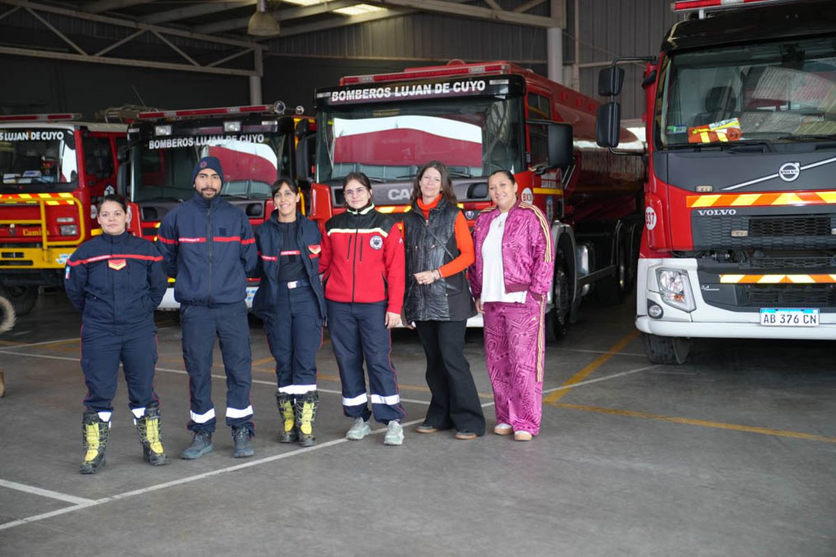 Los integrantes del cuartel de Bomberos Voluntarios de Lujan de Cuyo:&nbsp; Sofía Caruso, Martín Ponce, Mercedes Arana, Ana Paula Masip junto a Gabriela Alé, directora ejecutiva de Fundación Grupo América y Erica Gómez parte del equipo de Fundación Grupo América.