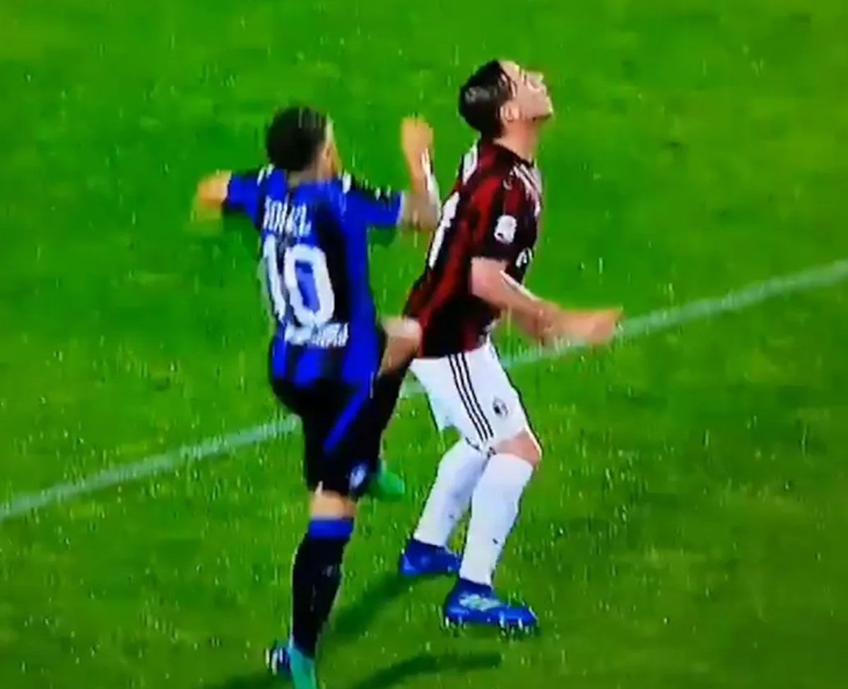 El rodillazo del Papu Gómez contra Luvas Biglia El rodillazo del Papu Gómez contra Luvas Biglia