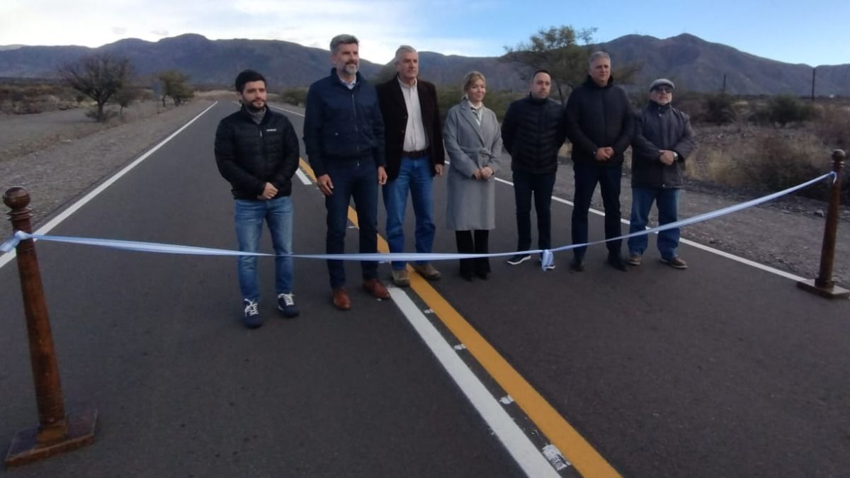 La comitiva oficial durante la inauguración de la nueva ruta de Papagayos.