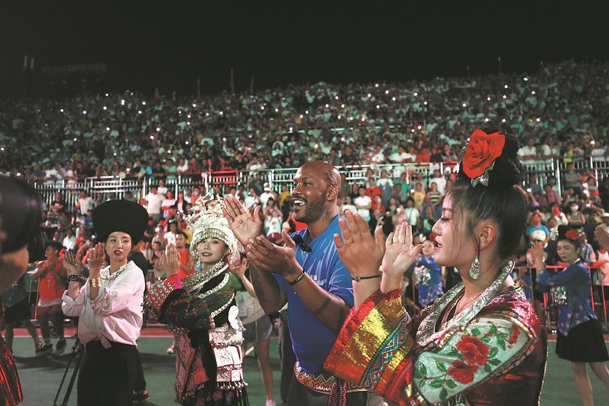 El exjugador de la NBA, Stephon Marbury, baila con los habitantes locales en el condado de Taijiang, Guizhou, en julio de 2023. ZHANG KUI / PARA CHINA DAILY El exjugador de la NBA, Stephon Marbury, baila con los habitantes locales en el condado de Taijiang, Guizhou, en julio de 2023. ZHANG KUI / PARA CHINA DAILY