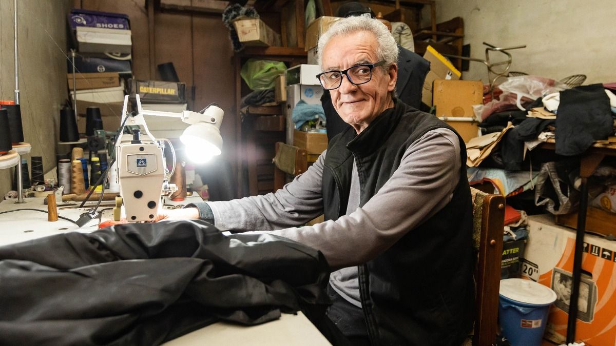 Su primer trabajo formal fue en una sastrería particular que recibía las sotanas de los sacerdotes del Arzobispado, además de pantalones y trajes Su primer trabajo formal fue en una sastrería particular que recibía las sotanas de los sacerdotes del Arzobispado, además de pantalones y trajes