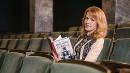 Vanessa Monfort con su obra La Toffana.