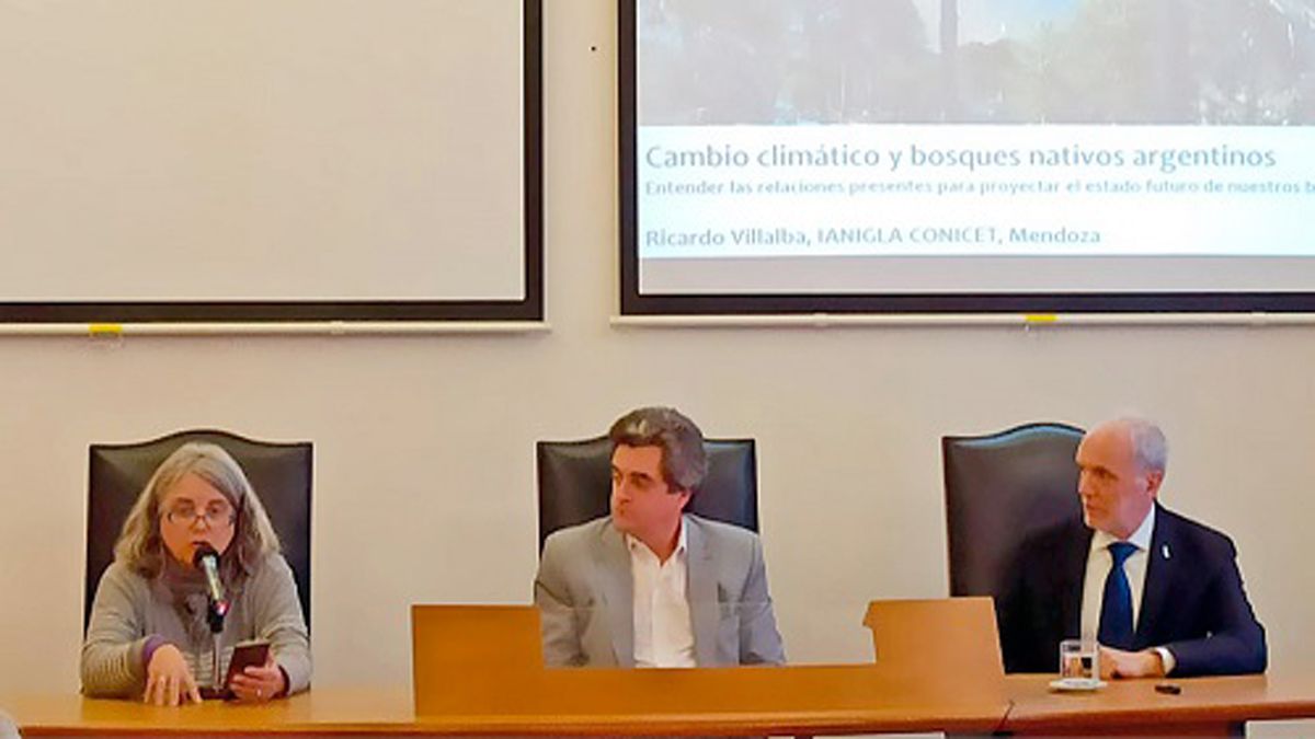 Acto de incorporación de Ricardo Villalba (a la derecha de la foto) a la Academia de Ciencias Exactas. Acto de incorporación de Ricardo Villalba (a la derecha de la foto) a la Academia de Ciencias Exactas.