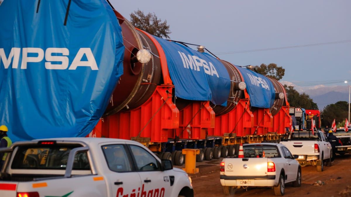 Así arrancó este sábado el operativo de traslado del reactor de IMPSA. Foto: Nicolás Ríos / Diario UNO