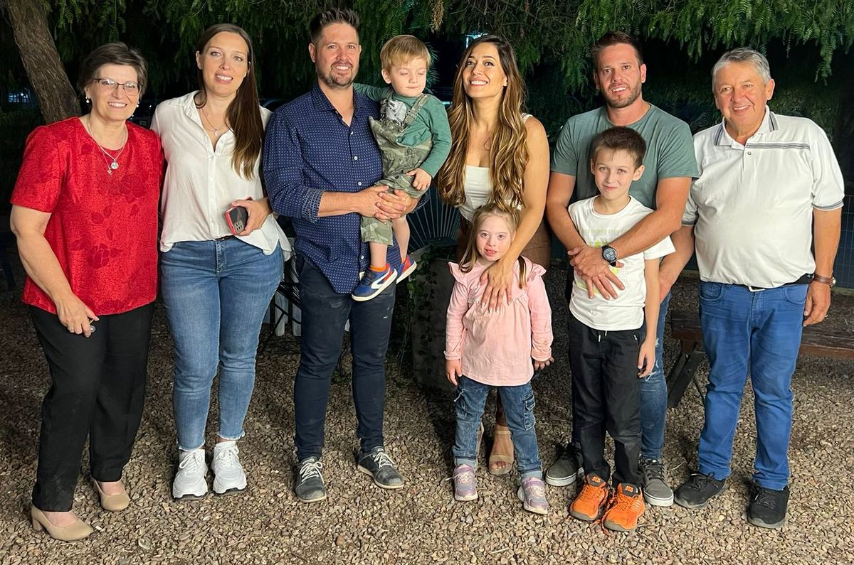 Gisela Campos junto a sus padres, hermanos, sobrinitos y cuñada, en una fiesta familiar de fin de año. Gisela Campos junto a sus padres, hermanos, sobrinitos y cuñada, en una fiesta familiar de fin de año.