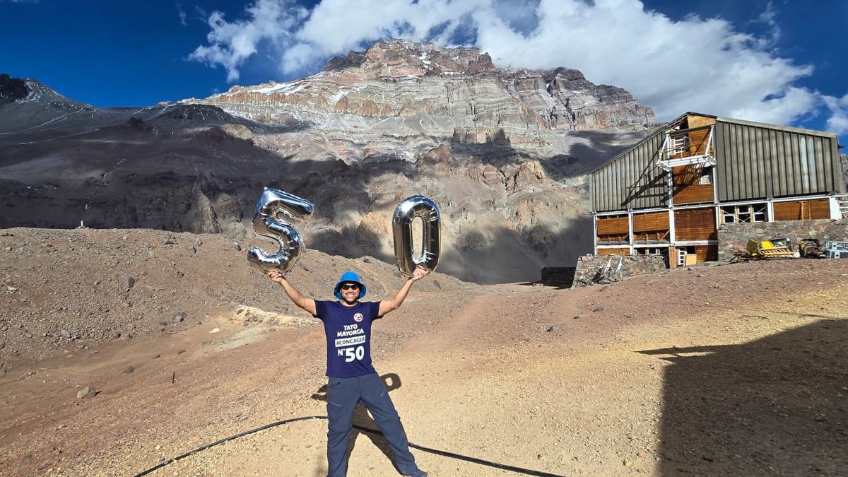 Tato Mayorga celebró sus 50 cumbres. La foto fue tomada en el campamento Plaza de Mulas, con el hotel más alto del mundo y una de las paredes del Aconcagua de fondo. Tato Mayorga celebró sus 50 cumbres. La foto fue tomada en el campamento Plaza de Mulas, con el hotel más alto del mundo y una de las paredes del Aconcagua de fondo.