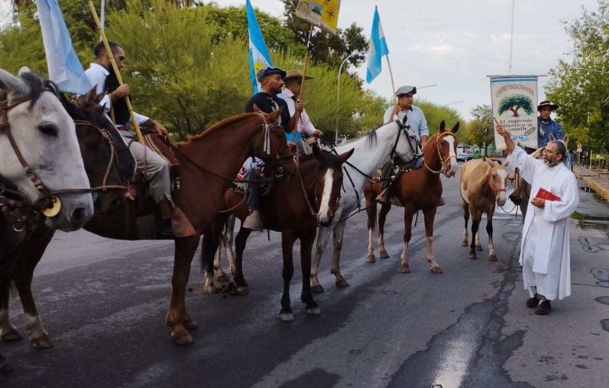 El padre Mario Panetta bendice a los jinetes antes de empezar la cabalgata en la capilla de Villa Tulumaya.