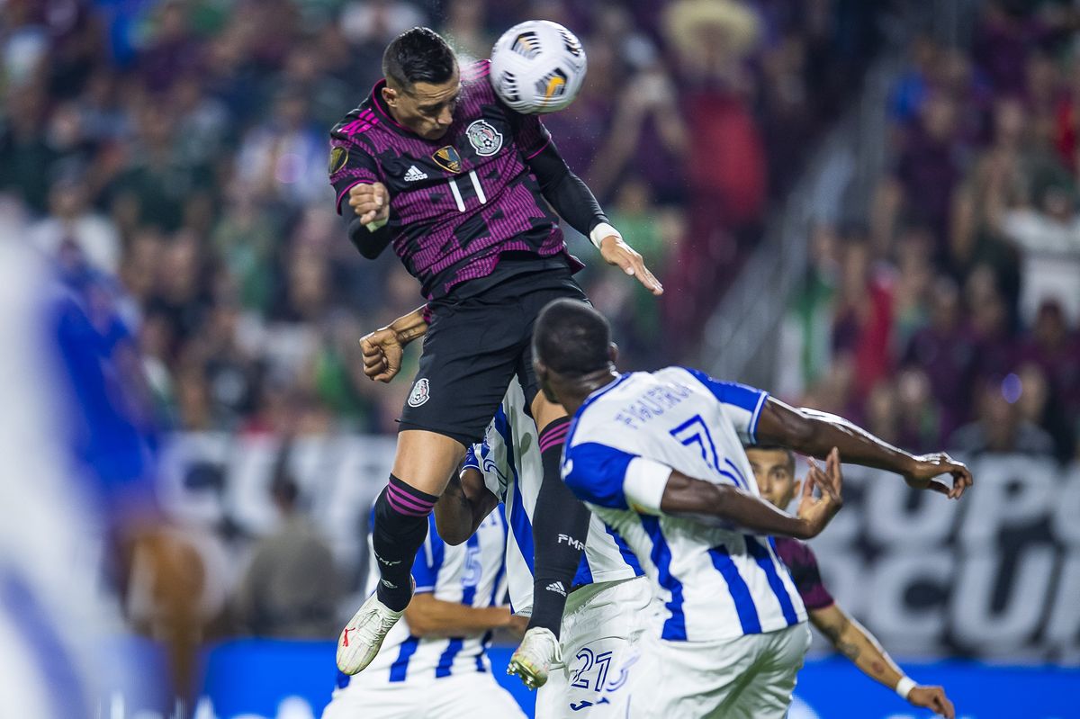 Rogelio Funes Mori cabecea para el primer gol de México.