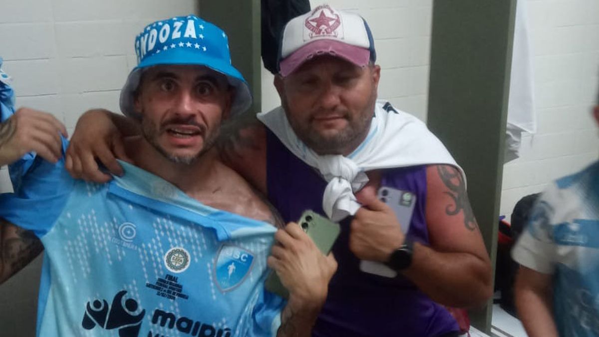 Gonzalo Parisi festeja el ascenso de Gutiérrez Sport Club junto al preparador físico Gabriel Figueroa.