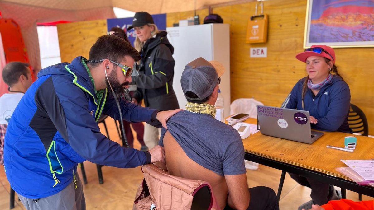 Gerardo Tejeda pasó por la carpa de los médicos para realizarse los chequeos correspondientes antes de seguir camino a la cumbre. Gerardo Tejeda pasó por la carpa de los médicos para realizarse los chequeos correspondientes antes de seguir camino a la cumbre.
