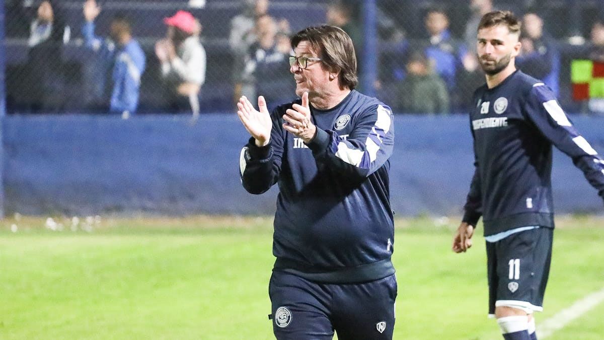 Diego Tonetto observa como el entrenador Alfredo Berti da indicaciones.