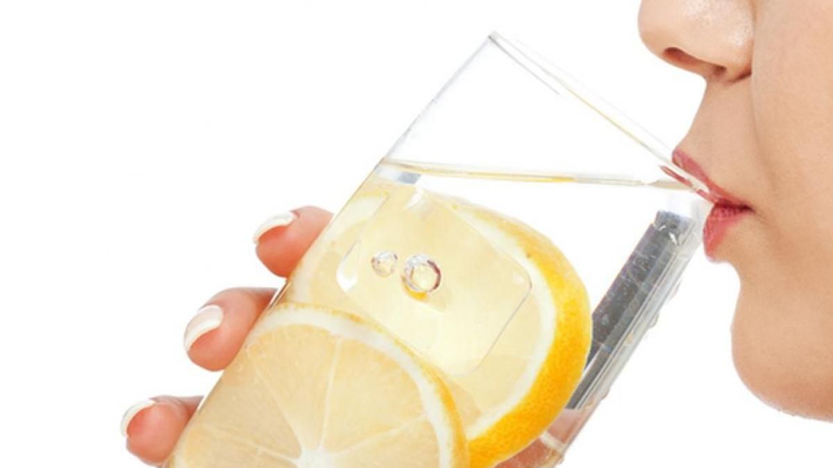Beneficio de tomar agua con limón en ayunas.
