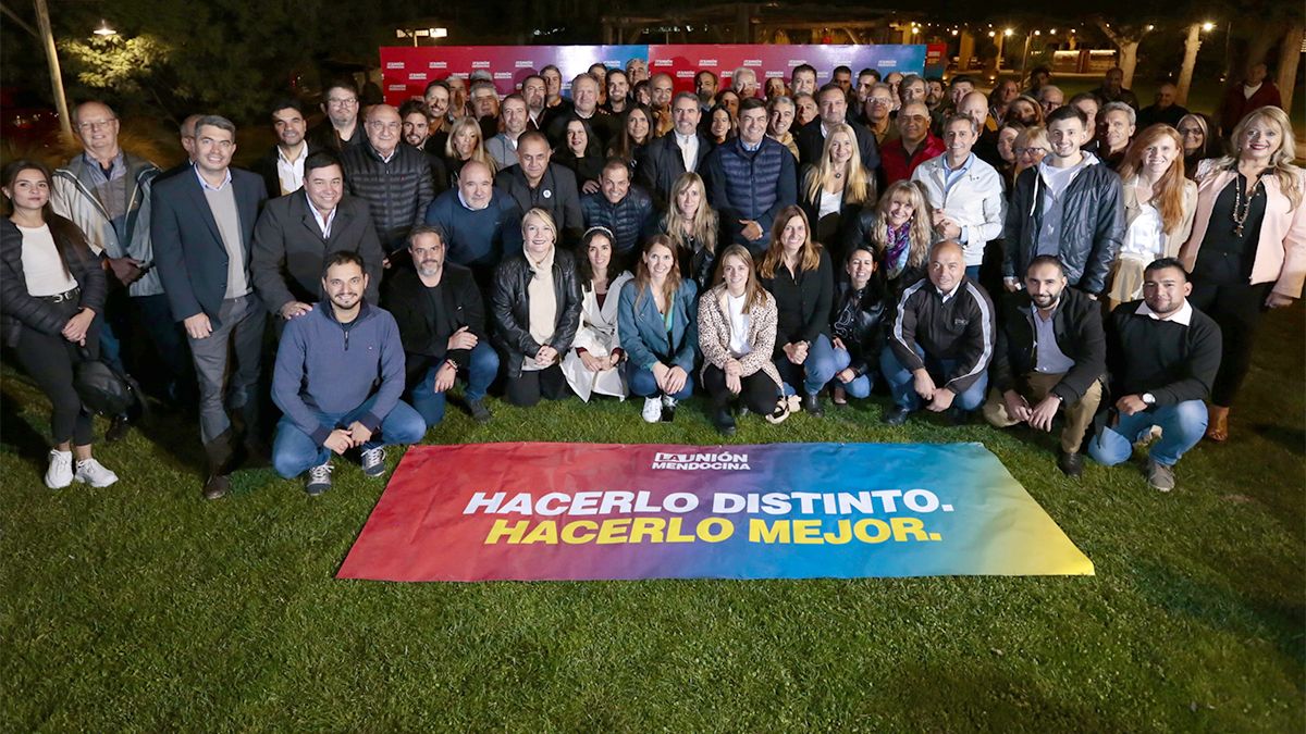 Omar De Marchi y su compañía en la presentación en sociedad de La Unión Mendocina.