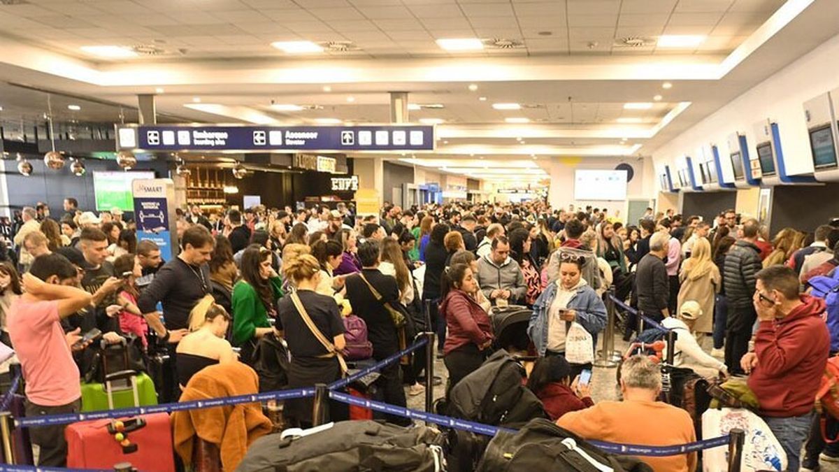 Tras el paro de pilotos el gobierno avanzó con declarar al transporte aéreo como servicio escencial.