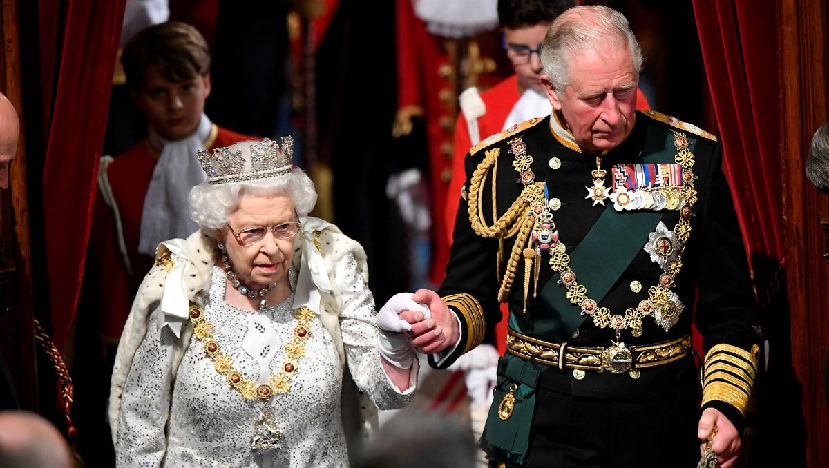La reina Isabel II junto al heredero del trono