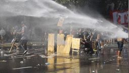 Incidentes en las afueras del Senado durante el tratamiento del proyecto de reforma laboral.