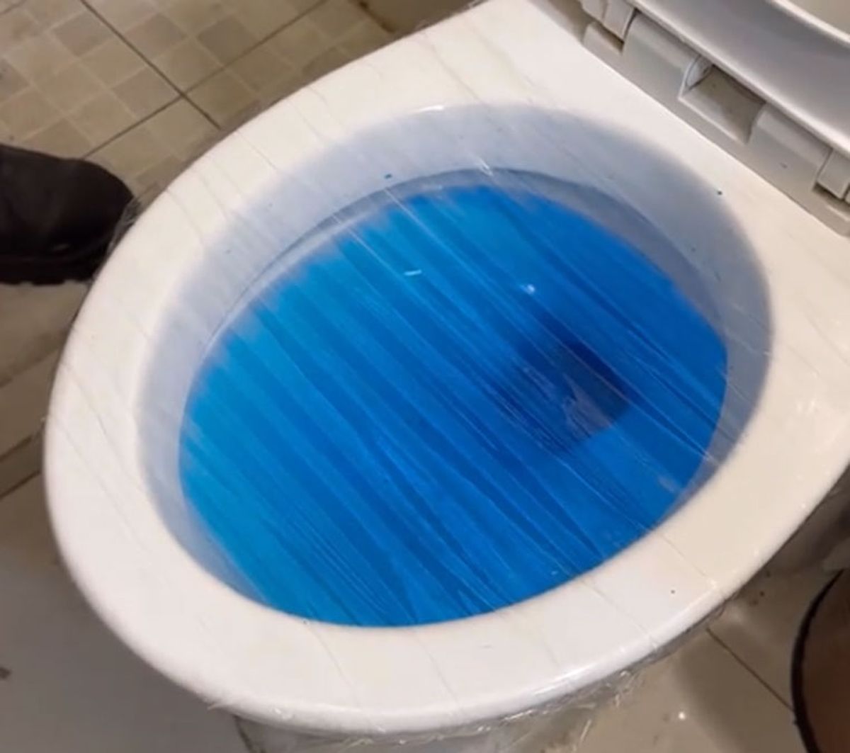 El inodoro del baño se destapa bastante bien con el método de la cinta adhesiva. El inodoro del baño se destapa bastante bien con el método de la cinta adhesiva.