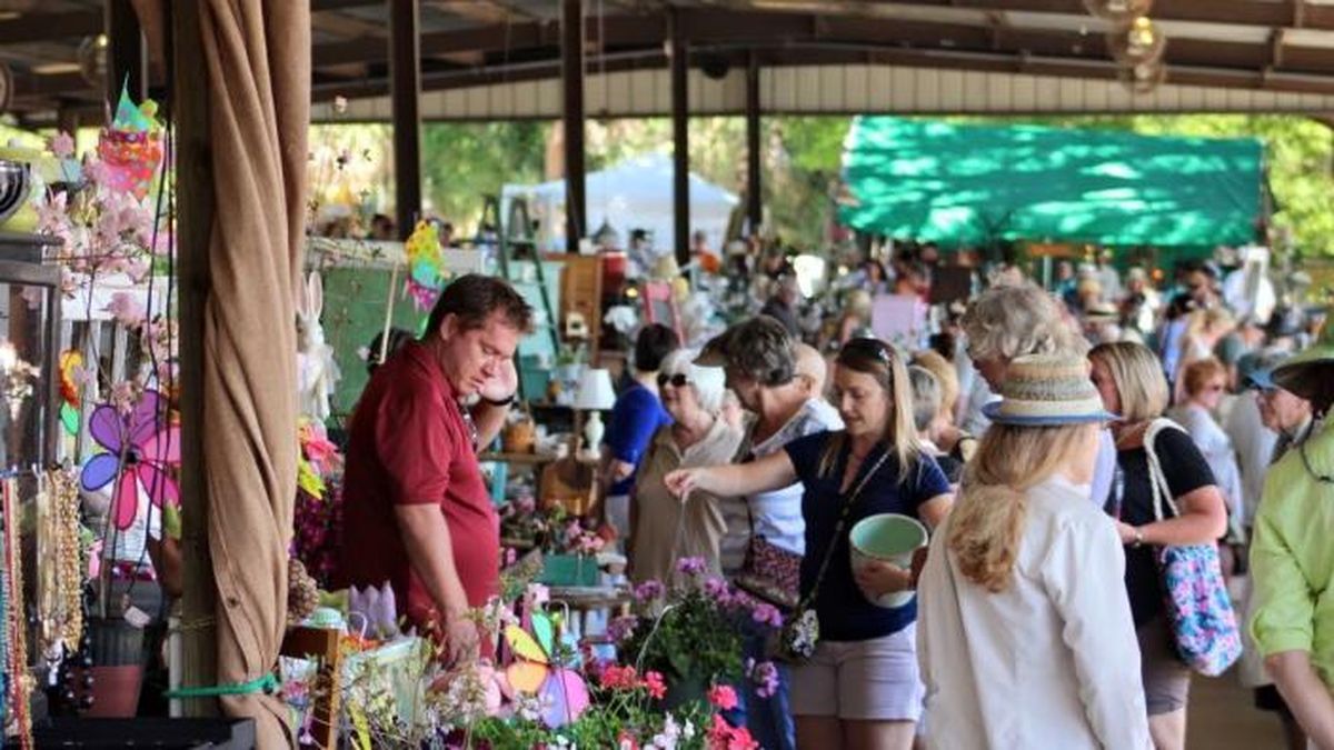 El pueblo es conocido por sus antigüedades. El pueblo es conocido por sus antigüedades.