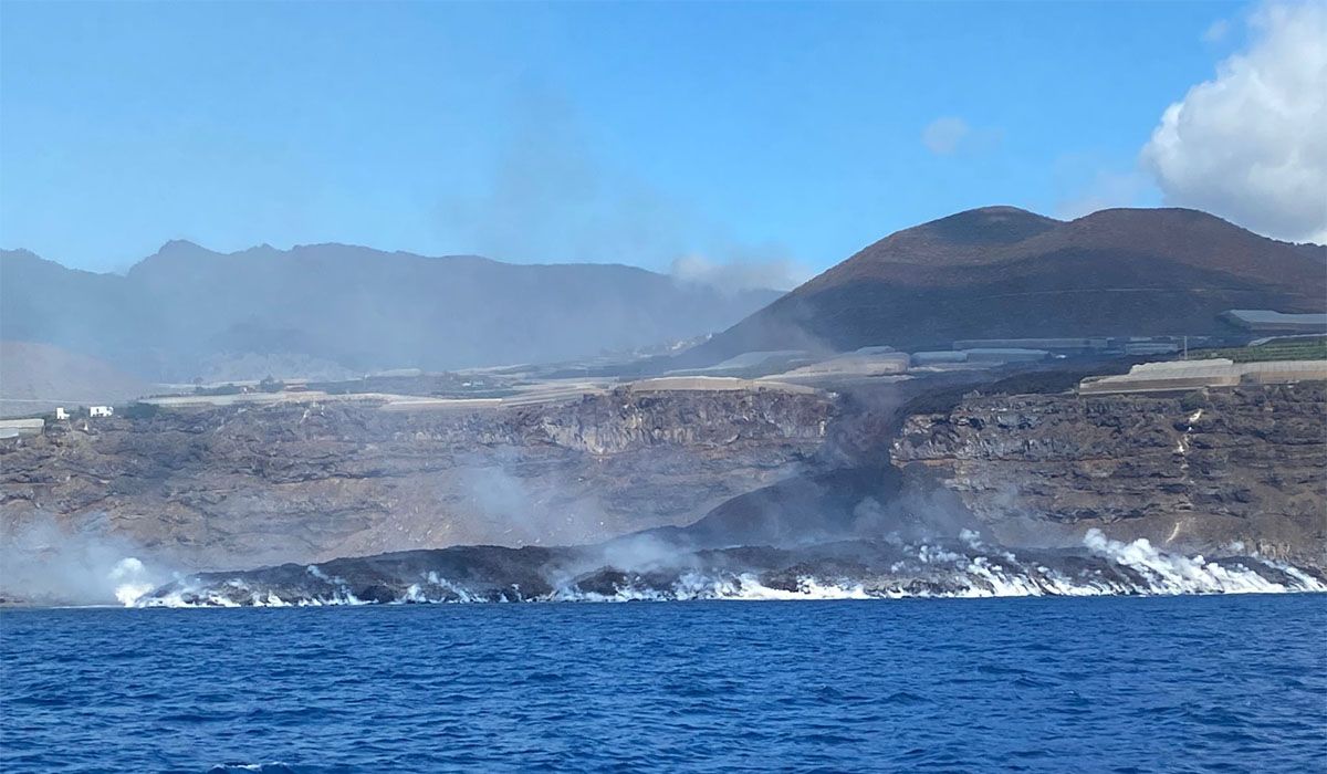 La lava del volc&aacute;n lleg&oacute; al mar y lo cambi&oacute; de color. Foto @salvamentogob