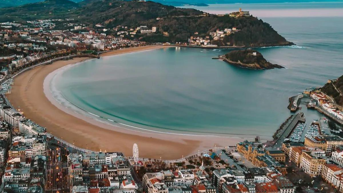 Esta playa de arena dorada y aguas turquesas forma parte de uno de los Patrimonios de la Humanidad de España según la UNESCO. Esta playa de arena dorada y aguas turquesas forma parte de uno de los Patrimonios de la Humanidad de España según la UNESCO.