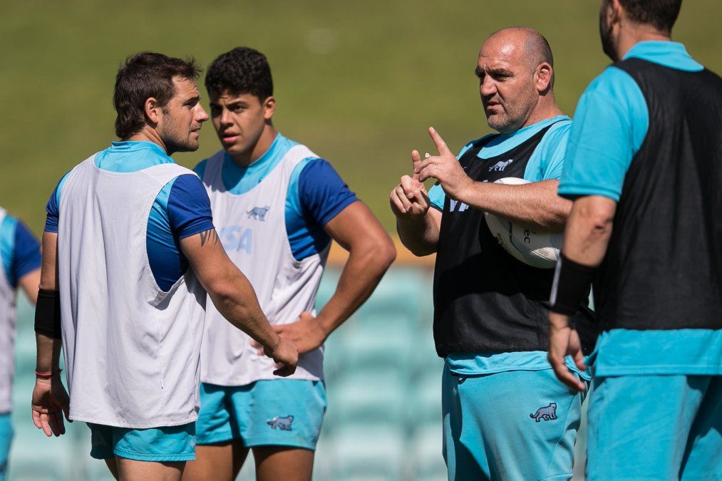 Ledesma habla con Sánchez y el debutante Chocobares en el entrenamiento de Los Pumas.