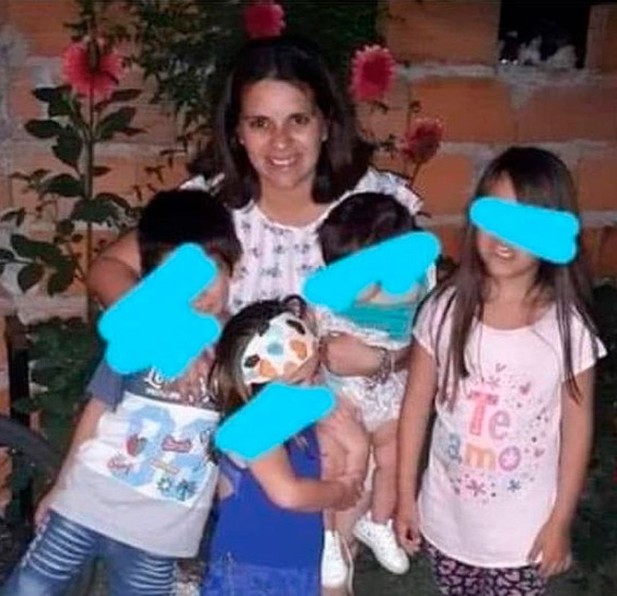 La pareja tiene dos hijos en edad escolar.