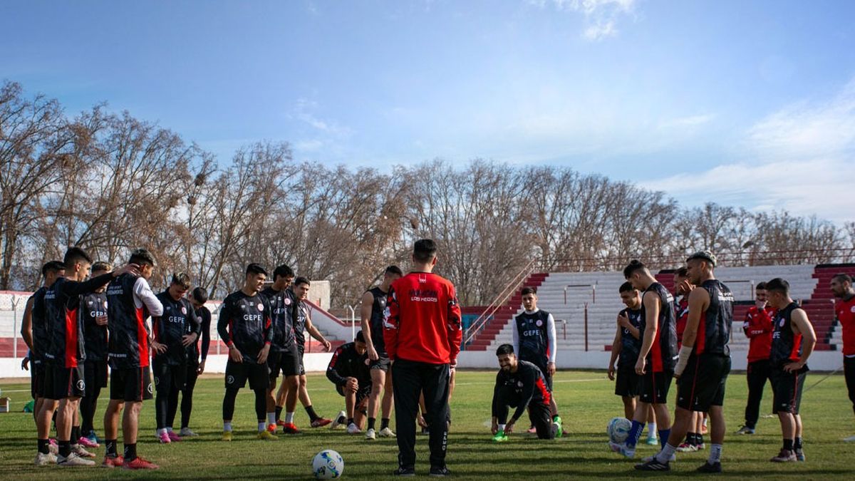 Gabriel Vallés tendrá su debut como entrenador de Huracán Las Heras ante Cipolletti en Río Negro. Gabriel Vallés tendrá su debut como entrenador de Huracán Las Heras ante Cipolletti en Río Negro.