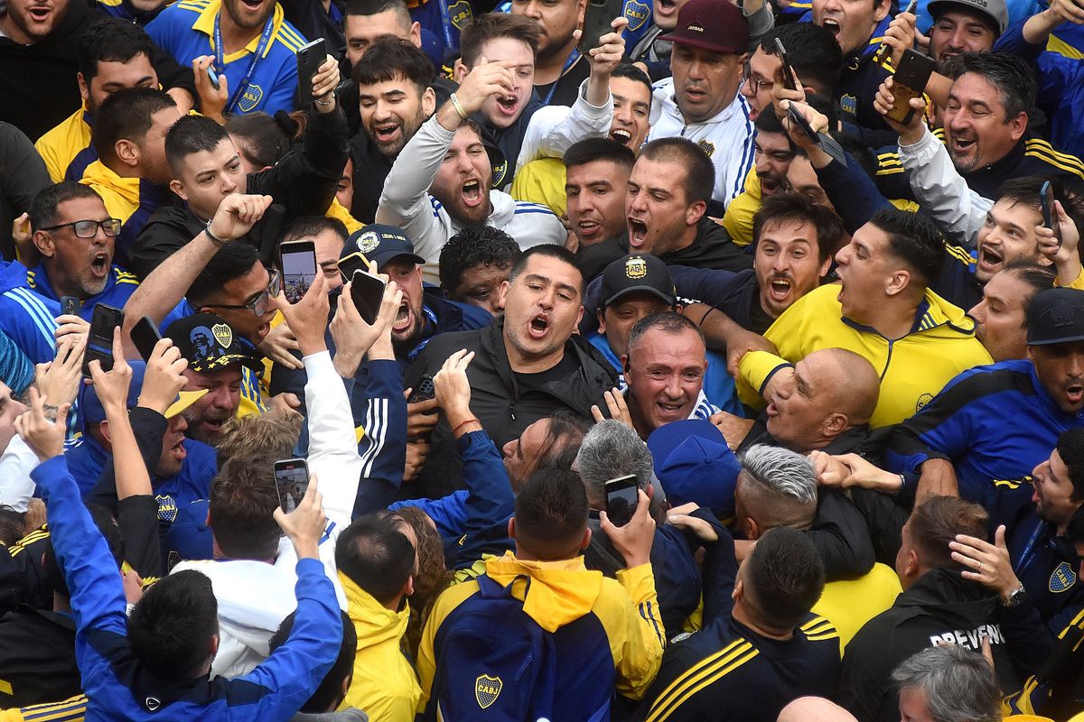 Riquelme, ovacionado por los hinchas, ganó las elecciones en Boca