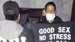 El detenido por degollar a un hombre durante el robo en una vivienda, en Campana, muestra una de las prendas de vestir que pertenecía a la víctima