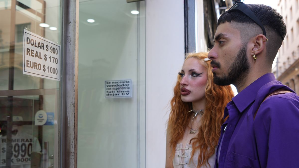 A primera mañana el dólar blue se vendía a $900. Después subió su cotización.