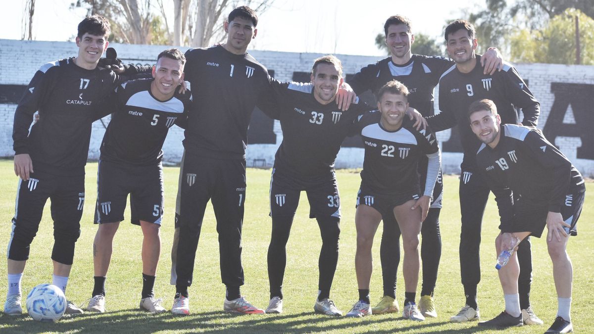 Gimnasia y Esgrima se prepara para jugar este domingo ante Temperley en el estadio Víctor Legrotaglie.