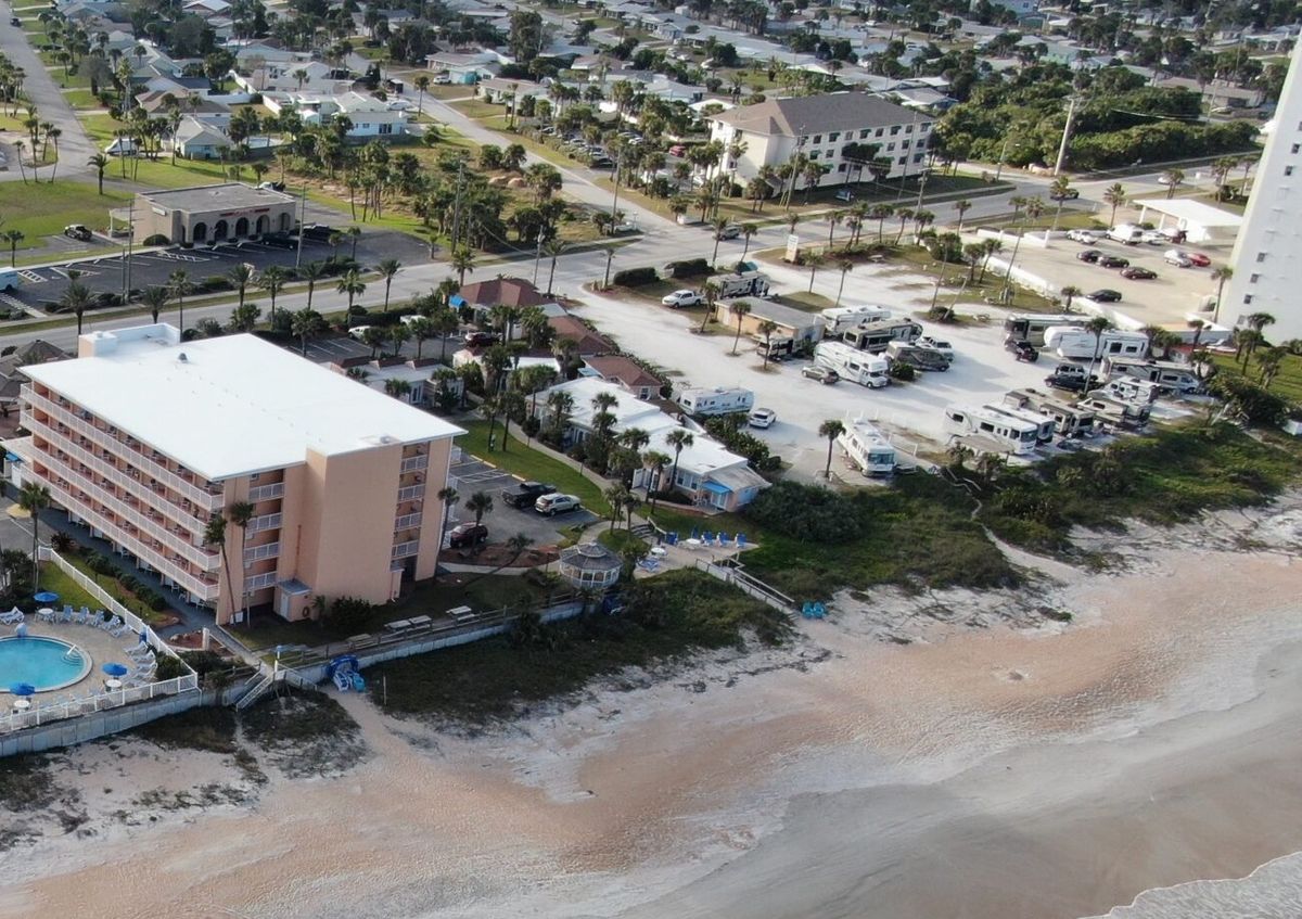 Los motorhome tienen su lugar en el pueblo, a metros del mar. Los motorhome tienen su lugar en el pueblo, a metros del mar.