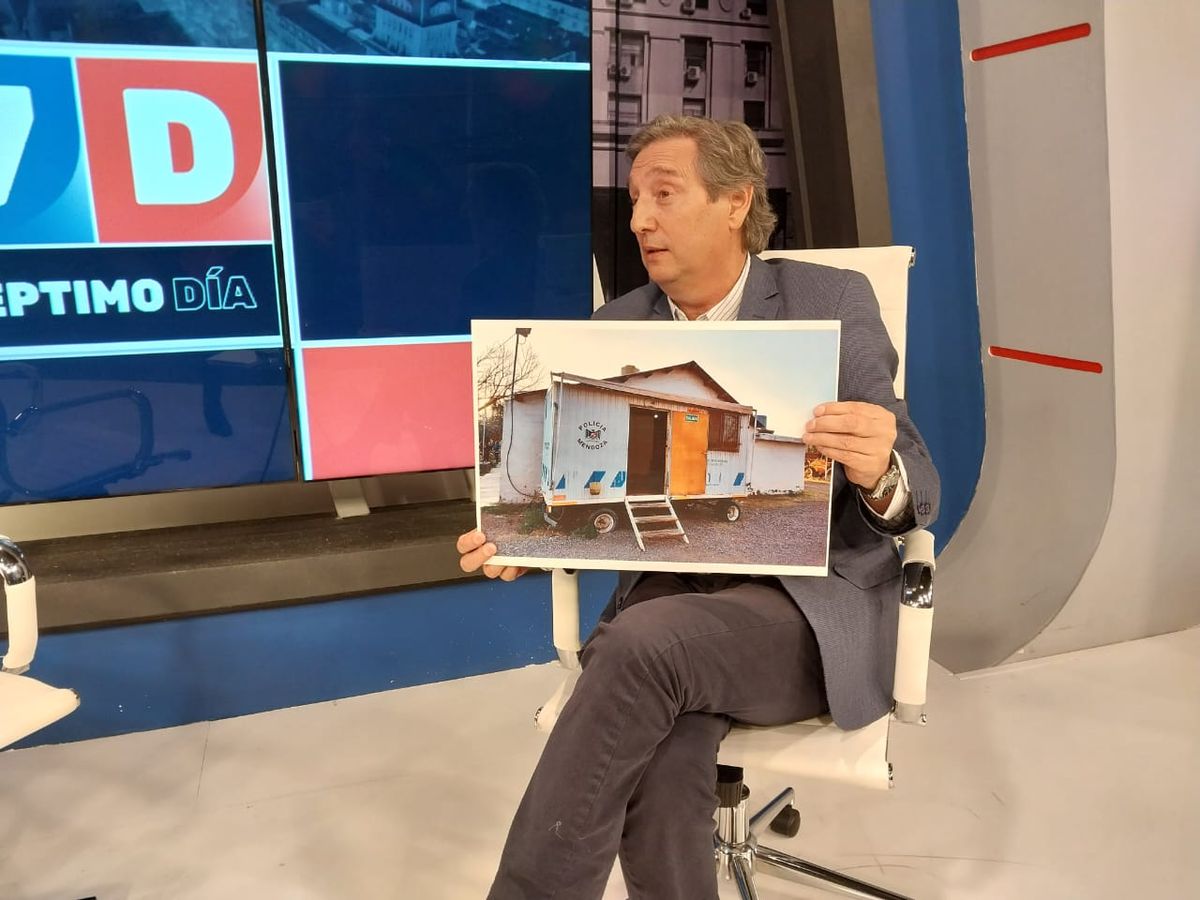 Para argumentar su pedido de mayor y mejor seguridad, Félix mostró el trailer en el que funciona la comisaría de Cuadro Nacional. Dijo que el municipio pagó el material para que se construyera esa comisaría