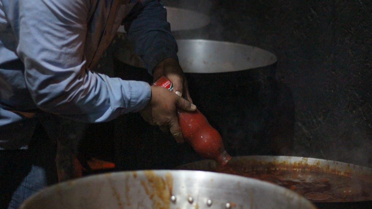 Vecinos, voluntarios trabajar todo un día para al caer la tarde entregar las porciones de un plato caliente. Vecinos, voluntarios trabajar todo un día para al caer la tarde entregar las porciones de un plato caliente.