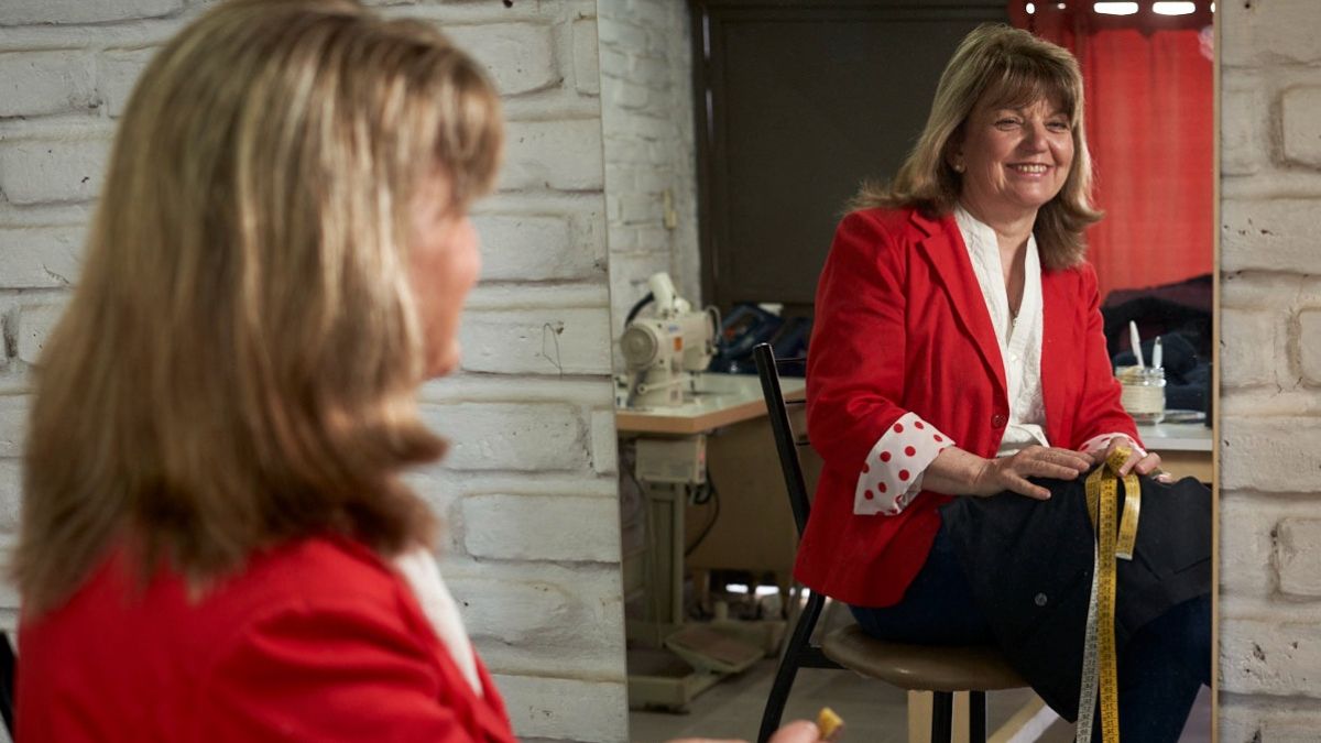 Olga comenzó en la sastrería y la costura siendo una adolescente. Ahora es una orgullosa mamá y abuela que sigue enamorada de su oficio. Olga comenzó en la sastrería y la costura siendo una adolescente. Ahora es una orgullosa mamá y abuela que sigue enamorada de su oficio.