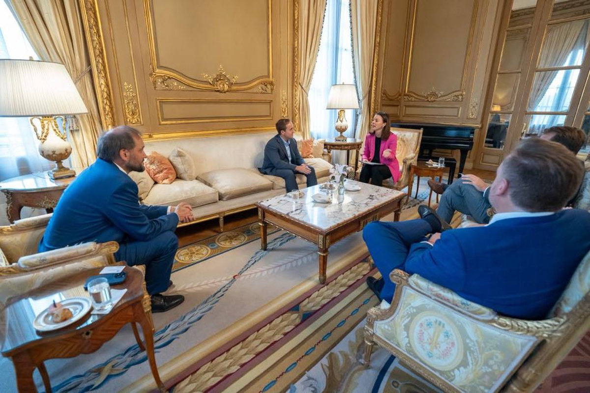Parte de la reunión de los ejecutivos de IMPSA en la Embajada de Estados Unidos. Parte de la reunión de los ejecutivos de IMPSA en la Embajada de Estados Unidos.