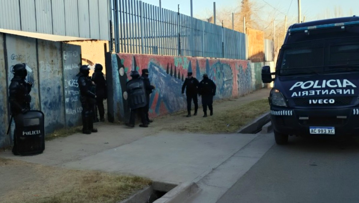 La Policía sacó a los usurpadores del predio de Guaymallén de Gil Pereg. La Policía sacó a los usurpadores del predio de Guaymallén de Gil Pereg.