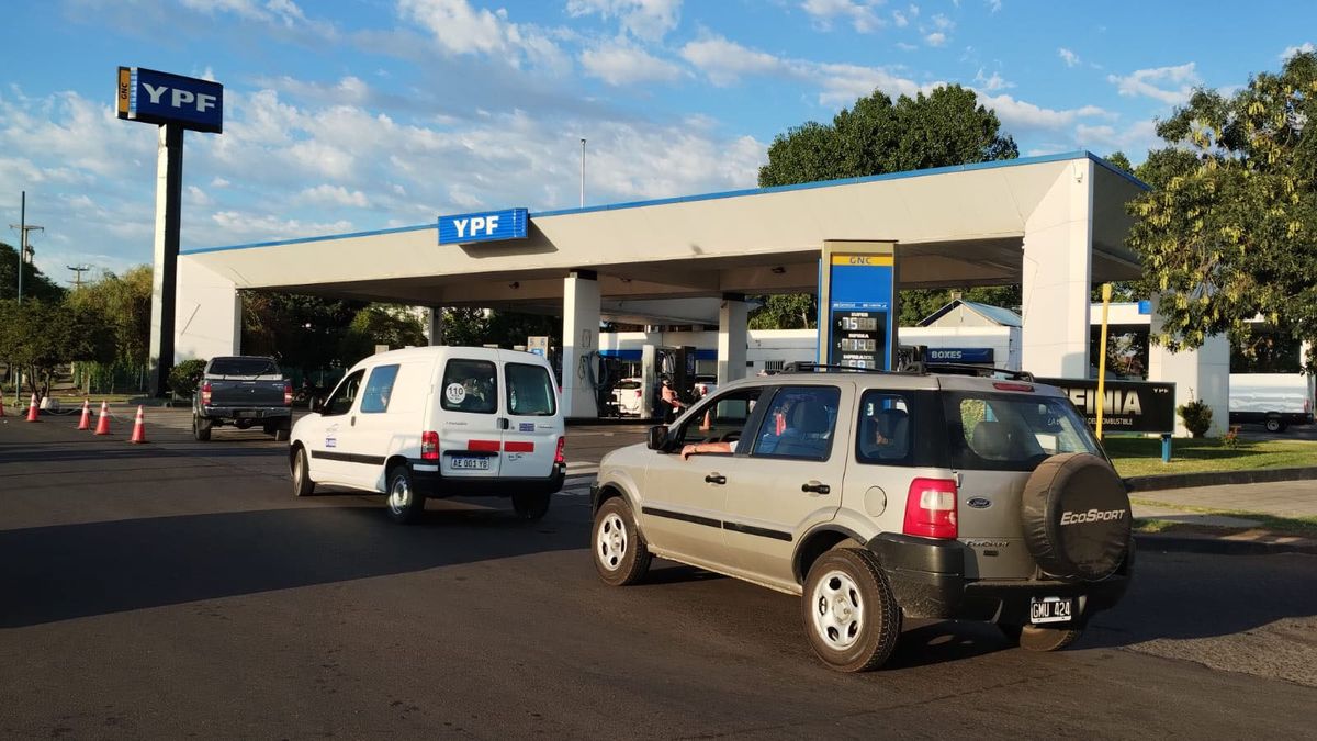 Indicaron que muchos de los que hacen fila para cargar combustible no llenan el tanque sino que solo pueden hacerlo por $2.000 o $3.000.