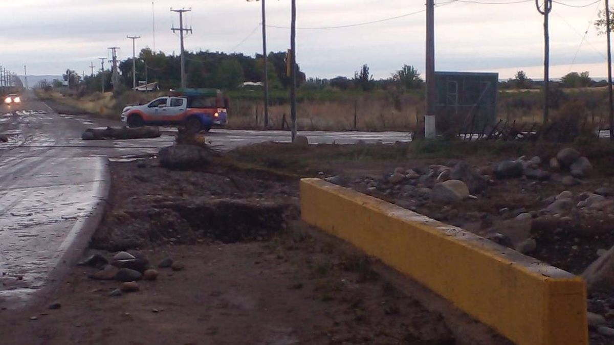 Las lluvias provocaron agrietamientos en algunos caminos de Tunuyán por la fuerza del agua del arroyo Zorrendo que se desbordó. Las lluvias provocaron agrietamientos en algunos caminos de Tunuyán por la fuerza del agua del arroyo Zorrendo que se desbordó.