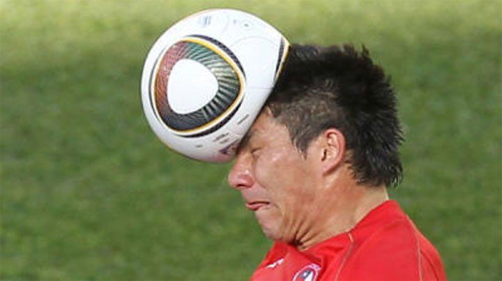 Increíble: cabecear la pelota trae serios problemas cerebrales